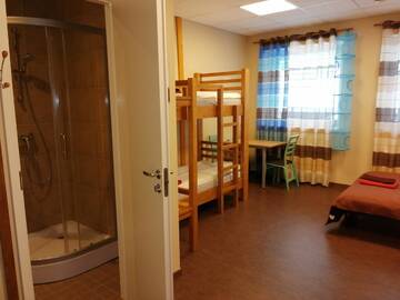 Фото номера Четырехместный номер с собственной ванной комнатой Хостелы Everest Kivioli Hostel г. Кивиыли 2